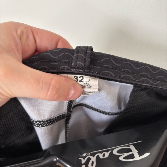✨O'Neill Black Casual Shorts - Size 32 - Picture 4 of 5